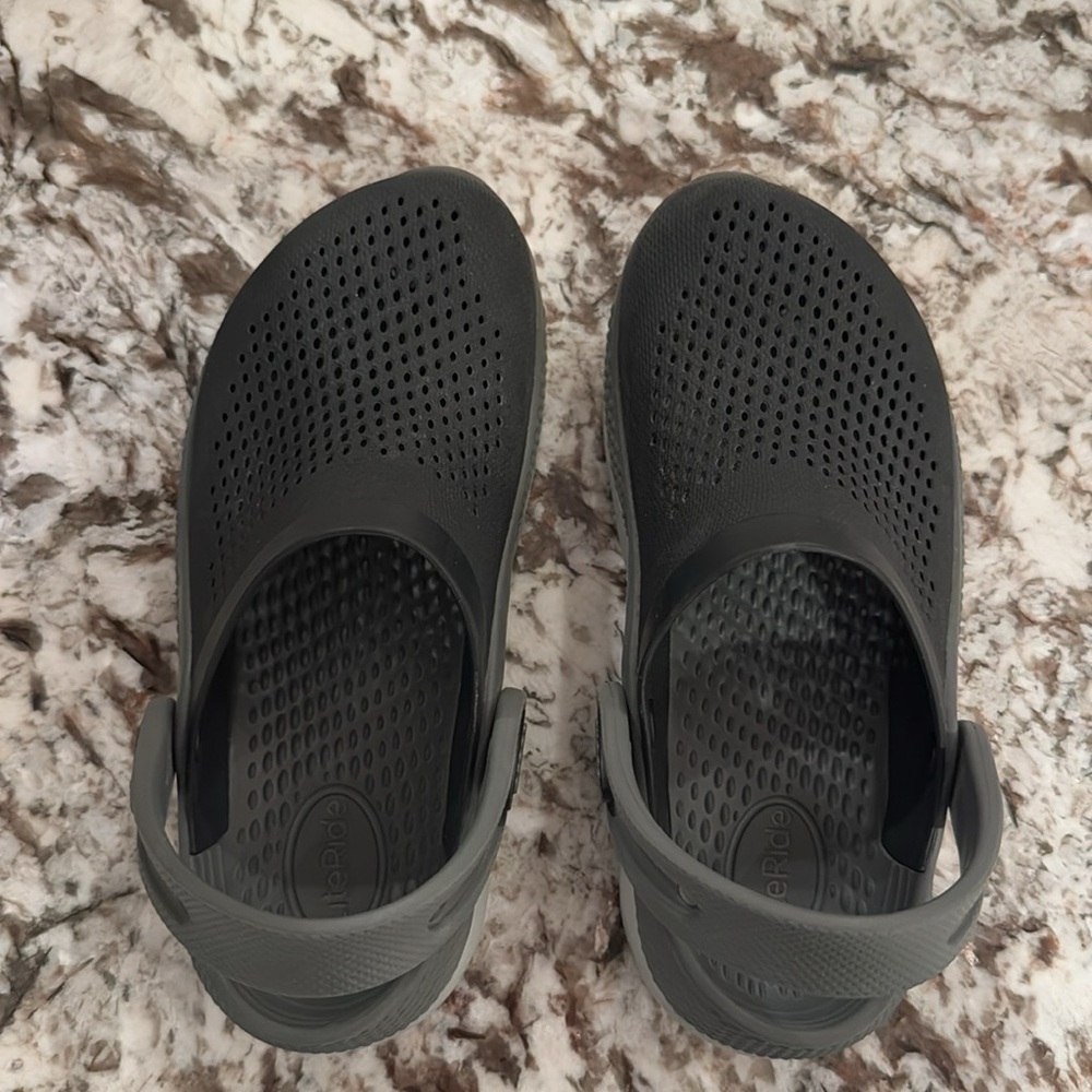 Crocs Kids’ LiteRide Clog, Black/White, 1 Little Boy - Picture 2 of 8